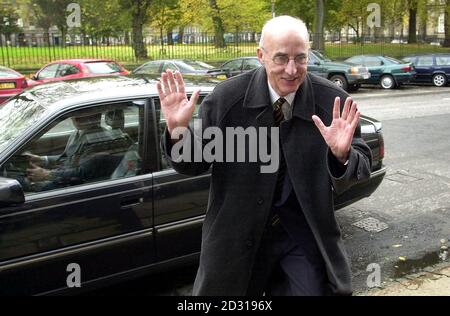 Der neue schottische Umweltminister Sam Galbraith, der als Bildungsminister im Mittelpunkt des Fiaskos der Prüfungsergebnisse stand, kommt im Bute House in Edinburgh an. Stockfoto