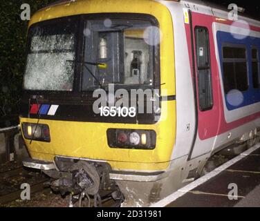 Ein beschädigter Zug am Bahnhof Chilworth in der Nähe von Guildford, nachdem er auf einen Baum gestoßen war, der über die Strecke weiter die Linie am Bahnübergang Tangley hinuntergeblasen worden war. Der Fahrer und die Passagiere waren bei dem Vorfall unverletzt. Stockfoto