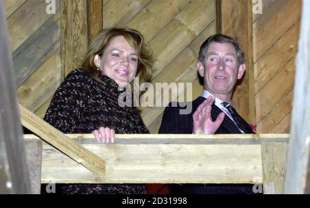 Der Prinz von Wales und Dagmar Havel, die Frau des tschechischen Präsidenten, inspizieren das Holzdach der St. Annes Kirche in Prag. Der Prinz kam in der tschechischen Hauptstadt an, um eine fünftägigen Tour durch die osteuropäischen Länder zu beginnen. * ...dazu gehören die Slowakei und die Schweiz. Stockfoto
