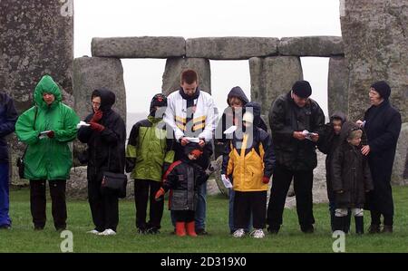 Mitglieder der Royal British Legion und Schüler der West Country School beobachten eine Minute Stille in Stonehenge in Wiltshir. Großbritannien verstummte in Tribut an die Kriegstoten des Landes, am ersten Gedenktag des neuen Jahrhunderts. * die Veranstaltung, in der 11. Stunde des 11. Tages des 11. Monats, markiert den genauen Zeitpunkt, an dem die Geschütze am Ende des Ersten Weltkriegs aufhörten zu schießen. Stockfoto