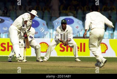 Englands Graham Thorpe in Aktion während der morgendlichen Sitzung des zweiten Tages des Spiels des ersten Tests zwischen England und Pakistan in Lahore. Stockfoto