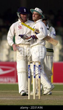 Englands Graham Thorpe (rechts) feiert sein Jahrhundert mit Teamkollege Craig White während der Nachmittagssitzung des zweiten Tages des ersten Tests zwischen England und Pakistan in Lahore. Stockfoto