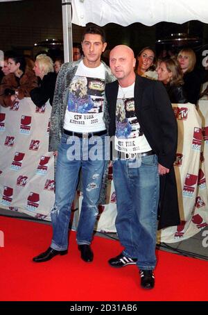 Die italienischen Modedesigner Stefano Gabbana (links) und Domenico Dolce kommen zu den MTV Europe Music Awards, die in der Globe Arena in Stockholm, Schweden, stattfinden. Stockfoto