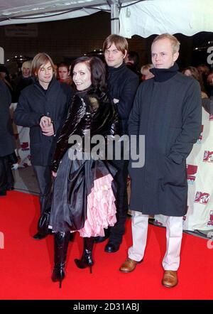 Die schwedische Popband The Cardigans, mit der Leadsängerin Nina Persson (2. Links), bei den MTV Europe Music Awards, die in der Globe Arena in Stockholm, Schweden, ausgetragen werden. Stockfoto