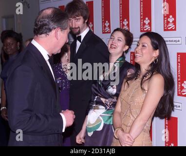 Der Prinz von Wales trifft Lucy Liu (rechts) und Drew Barrymore, zwei der Stars des neuen Films "Charlie's Angels" bei der Premiere im Londoner Leicester Square Odeon Cinema. Stockfoto