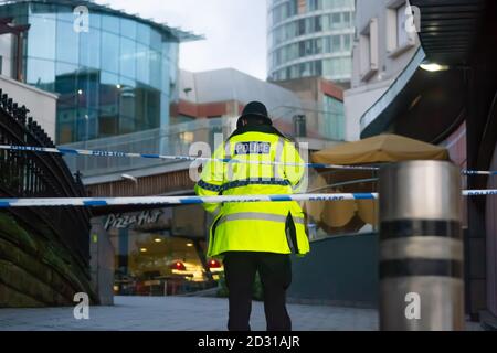 West Midlands Police Officer steht Wache als Bullring Shopping Das Zentrum ist nach einem schweren Vorfall abgesperrt Stockfoto