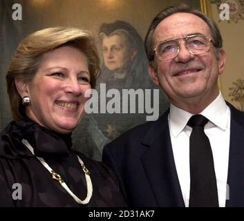 König Konstantin von Griechenland mit Frau Königin Anne-Marie in ihrem Haus in Nord-London. Der verbannte König ist "äußerst dankbar", nachdem der Europäische Gerichtshof für Menschenrechte entschieden hat, dass Constantins Menschenrechte verletzt wurden, als sein Eigentum in Griechenland beschlagnahmt wurde. *... Sie befinden sich vor einem Porträt seiner Urgroßmutter Königin Olga, die auch die Großmutter des britischen Prinzen Philip ist. Stockfoto