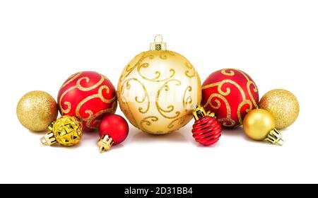 Rote und goldene Weihnachtskugeln auf weißem Hintergrund. Set von Weihnachtsdekoration Kugeln isoliert auf weißem Hintergrund. Stockfoto