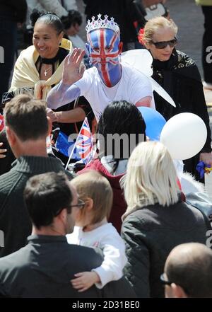 Ein patriotischer Radfahrer macht seinen Weg durch Queen Victoria Square, Hull als Teil der Lord Mayor's Parade während der Diamond Jubilee Feiern. Stockfoto