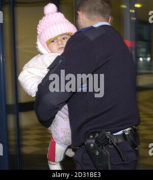 Die französische Polizei findet ein Baby unter den illegalen Einwanderern in einem Lastwagen in Calais, das nach Dover fährt. Dies ist der erste Tag neuer Sicherheitsverfahren, die der Fährbetreiber P&O Stenna Line eingeführt hat, um die Zahl der illegalen Einwanderer, die nach Großbritannien einreisen, zu senken. *...vierzig von der Firma angeheuerte Sicherheitsleute begannen, Fahrzeuge zu durchsuchen, die Schlange um 7 Uhr morgens zu besteigen. Stockfoto