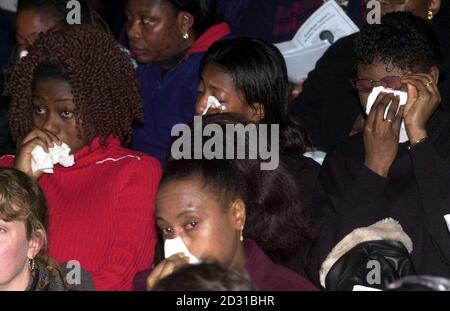 Trauernde Trauernde am Berg des Feuers und der Wunder Ministerien in Londons Old Kent Road Donnerstag, den 7. Dezember 2000, während des Gedenkens an die 10-jährige Damilola Taylor, die am 27/11/00 starb. Stockfoto