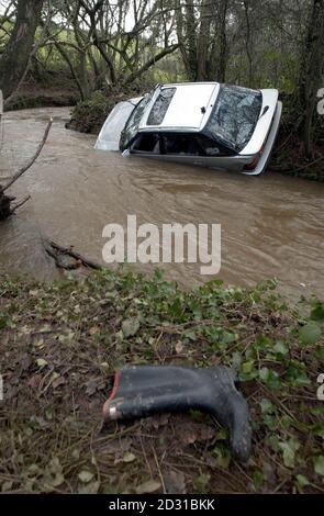 Ein Auto liegt in einem Fluss in Cheriton Fitzpaine, Devon, nachdem es die Straße verlassen und wurde hinunter Strom mit dem Verlust von zwei Leben gewaschen. Der Unfall ereignete sich, als Regen- und Sturmwind Südengland niederschlugen. * der Körper der Frau wurde im umgedrehten Fahrzeug gefunden, nachdem das Auto über eine Brücke gefahren war. Ihr Begleiter im Fahrzeug wurde von starken Strömungen weggefegt. Später wurde sein Körper von der Polizei geborgen. Stockfoto