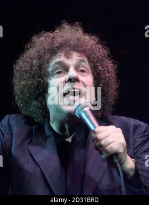 Sänger Leo Sayer tritt auf der Bühne im Shepherd's Bush Empire, West London, auf, wo er am ersten Tag der UK-Tournee der Gruppe zur SAS-Band kam. Die SAS-Band wurde 1991 von Spike Edney, einem ehemaligen Keyboarder der Band Queen, gegründet. * ...und trat mit einer Reihe von Stars auf, darunter Keith Richards, Sir Paul McCartney und Elton John. Auf der Tour werden Madeline Bell und Chris Thompson von Manfred Mann zu sehen sein. 16/08/2001..Sänger Leo Sayer. Paul Burrell, ehemaliger Butler von Diana, Prinzessin von Wales, wurde am Donnerstag, dem 16. August 2001, wegen dreifachen Diebstahls von Eigentum angeklagt Stockfoto