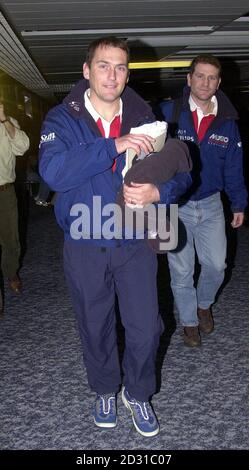 Pete Goss, Skipper des geplagten Katamaran-Teams Philips, kommt am Flughafen Heathrow an. Goss, 38, und seine Crew kamen von Kanada aus nach Heathrow, Tage nachdem sie gezwungen waren, das riesige Boot in bergigen Wellen im Nordatlantik zu verlassen. Stockfoto