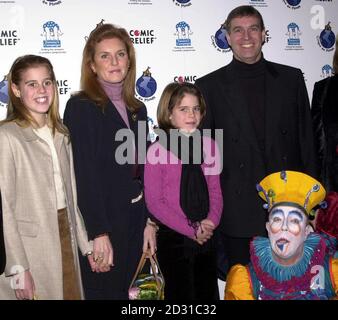 Die Duke &, Herzogin von York mit therr Kinder Beatrice (L) Und Eugenie mit Besetzern von Cirque du Soleil bei Die Charity Gala-Vorstellung des 'Quidam' des Cirque in Battersea Kraftwerk in London Stockfoto