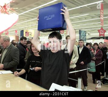 Joe Jones, 14 Jahre alt, präsentiert sein neues PlayStation 2-System im Kingston Park Tesco Store in Newcastle. Joe stand sechs Stunden in der Schlange und war der erste, der eine der neuen Spielkonsolen im Laden bekam. Stockfoto