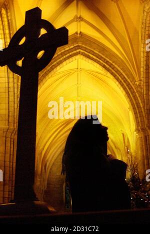 Ein Fan der Sängerin Madonna schaut sich die Dornoch Cathedral aus dem 13. Jahrhundert in Sutherland, Schottland, an. Die Taufe von Madonna und Filmregisseur Guy Ritchie's Baby Boy Rocco findet in der Kathedrale 21/12/2000. Stockfoto