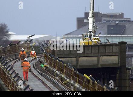 Eisenbahnunternehmen arbeiten auf der Linie in der Nähe des Bahnhofs Wimbledon im Süden Londons, als Teil der laufenden Arbeiten an Eisenbahnlinien in ganz Großbritannien nach dem Hatfield Crash begonnen. Ein Team von 8,000 Ingenieuren begann nach dem letzten Zug am Heiligabend. *.. Und wird bis in die frühen Morgenstunden des 27. Dezember fortgesetzt, sagte Railtrack. Stockfoto