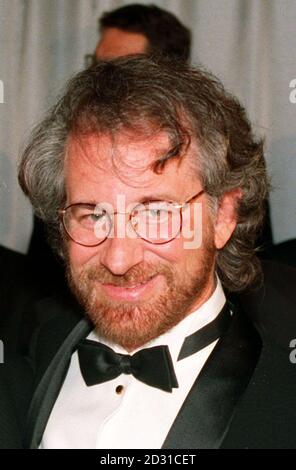 Regisseur Steven Spielberg bei der Royal European Premiere von Jurassic Park am Empire Leicester Square in London. * 12/12/95 feiert seinen 48. Geburtstag am Montag, 18. Dezember 1995. 29/12/2000: Filmregisseur Steven Spielberg soll eine Ehrenritterschaft erhalten. Der in den USA geborene Hersteller von Jurassic Park, ET und Saving Private Ryan wird die Auszeichnung im Januar 2001 erhalten. Die Zeremonie findet nach einem privaten Abendessen für seine Familie und Freunde statt, das vom britischen Botschafter Sir Christopher Meyer veranstaltet wird. Spielberg wird nicht zu 'Sir Steven', oder knien und auf jeder Schulter mit einem s getippt werden Stockfoto