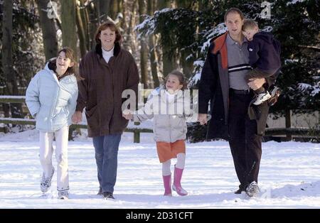 Der olympische Goldmedaillengewinnerer Steve Redgrave mit seiner Familie L-R: Natalie, 9, seine Frau Ann, Sophie, 6, und Zac, 2, in ihrem Haus in Marlow Bottom. Redgrave wird in der Queen's New Years Honours List mit einem Ritterschlag für Verdienste um das Rudern ausgezeichnet. Stockfoto