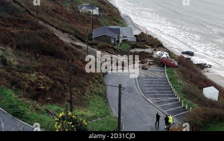 Die Szene eines Erdrutsches in Nefyn auf der abgelegenen Halbinsel Lleyn in Nordwales, bei dem eine Frau getötet und ein Mann schwer verletzt wurde. Es wurde angenommen, dass sieben Autos im Erdrutsch gefangen wurden. * bei zwei von ihnen wurde berichtet, dass mindestens 40ft nach unten in Richtung Meer gefegt worden sind und wurden aus dem Schlamm stehen gelassen, als Rettungsdienste eine große Rettungsaktion im Angesicht einer einströmenden Flut gestartet haben. Die verstorbene Frau wurde von einem Rettungsboot geborgen, aber am Rettungsbootstützpunkt in der Nähe von Porthdinllaen für tot erklärt. Stockfoto