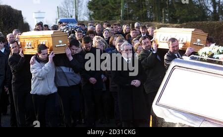 Familie und Freunde nehmen an der Prozession während der Beerdigung von Louise McAloon (12) und ihrer Cousine Veronica McAloon (10) in der Pfarrkirche in Scotstown Teil. Sie starben an Silvester 2000 durch das Eis auf einem See in Scotstown Co. Monaghan. * die beiden jungen Cousins wurden zusammen im selben Grab begraben, nachdem mehr als 100 Trauernde sich der traurigen Prozession von Luises Haus, nur wenige Meter vom See, wo sie umkam, zur nahe gelegenen Kirche anschlossen. Stockfoto