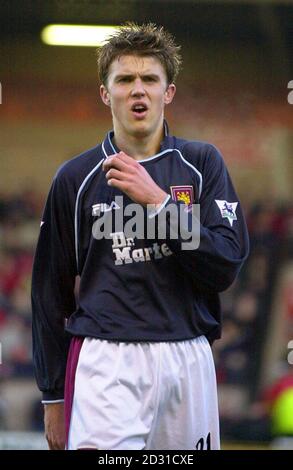 Michael Carrick von West Ham United bei ihrem Fußballspiel im Bescot Stadium in Walsall im Rahmen des FA Cup Third Round in Aktion gegen Walsall. * 23/2/2001: Carrick wurde zum ersten Mal in die englische Fußballmannschaft für den Freundschaftsfeldspieler gegen Spanien in Villa Park, Birmingham, berufen. Stockfoto