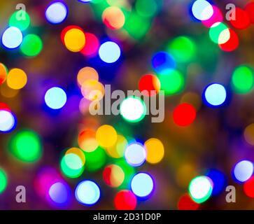 Mehrfarbiger abstrakter Bokeh-Hintergrund. Bokeh leuchtet auf schwarzem Hintergrund. Stockfoto