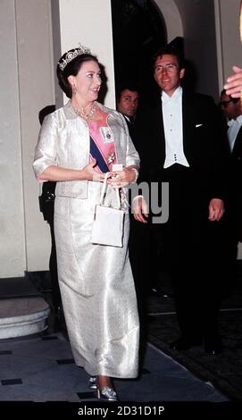 PRINZESSIN MARGARET + Lord SNOWDON 1968: Prinzessin Margaret und Lord Snowdon kommen in der italienischen Botschaft in London zu einem Bankett von Präsident Saragat von Italien ausgerichtet. Stockfoto