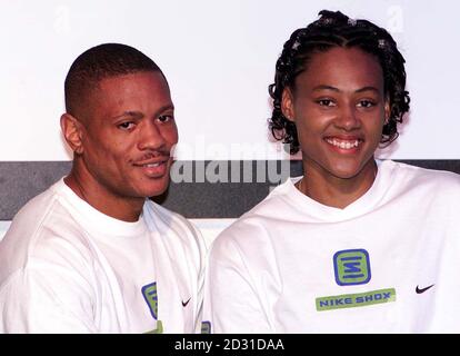 Die schnellsten Männer und Frauen der Welt, die US-Sprinter Maurice Greene und Marion Jones, posieren vor den neuen Nike Shox Laufschuhen bei der Produkteinführung im Zentrum von London. Green gewann die Goldmedaille bei den Olympischen Spielen in Sydney 2000 in den 100 m der Männer und Jones gewann die Goldmedaille bei den Frauen. Der Schuh verwendet vier federähnliche Säulen in der Ferse, die das Unternehmen behauptet, wird dazu beitragen, die Leistung zu verbessern. Stockfoto