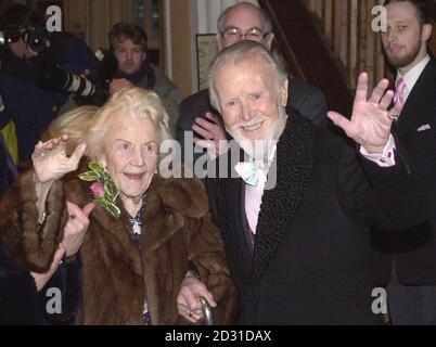 Filmlegende Sir John Mills, 92, mit seiner Frau Mary bei der Ankunft in der St. Mary's Church in Denham, Buckinghamshire, bevor er sein Hochzeitsversprechen erneuert. Dem altgedienten Schauspieler wurde vor 60 Jahren die Möglichkeit eines vollen Gottesdienstes verwehrt. * als er den Knoten mit seiner Frau, die jetzt 89 ist, festlegte. Stattdessen wurde das Paar in Marylebone Standesamt verheiratet, während er auf Urlaub von der Armee während des Zweiten Weltkriegs. Sir John, der einen Oscar für Ryans Tochter gewann, sagt, er habe es immer bedauert, dass er keine kirchliche Hochzeit haben konnte, aber das heute mit einem besonderen Gottesdienst in der Kirche neben seinem Tudor richtig gemacht habe Stockfoto