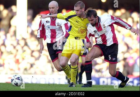 DIESES BILD KANN NUR IM RAHMEN EINER REDAKTIONELLEN FUNKTION VERWENDET WERDEN. KEINE WEBSITE-/INTERNETNUTZUNG, ES SEI DENN, DIE WEBSITE IST BEI DER FOOTBALL ASSOCIATION PREMIER LEAGUE REGISTRIERT. Andy Booth (Mitte) von Sheffield Wednesday wird von Southampton's Chris Marsden (links) und Claus Lundekvam während des FA Cup Fourth Round Match im Dell, Southampton, angegangen. Stockfoto