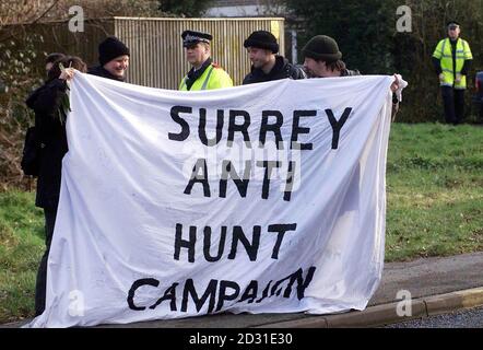 Anti-Hunt-Demonstranten vor Surrey und Burstow Hunt Kennels in East Grinstead. Die Polizei untersucht einen Vorfall, bei dem ein Jäger angeblich ein Mitglied der Öffentlichkeit attackierte und die Frau mittleren Alters zu Boden schlug. * der angebliche Vorfall ereignete sich bei einem Treffen der Old Surrey, Burstow und West Kent Fox Hounds, die in Hever, in der Nähe von Tunbridge Wells, Kent, jagten. Das Opfer, das die Jagd überwachte, filmte Ereignisse, nachdem das Jagdpferd einen vermuteten Herzinfarkt auf der A264-Straße erlitten hatte und starb. Stockfoto