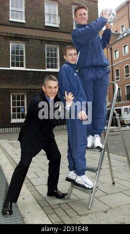 Der ehemalige Fußballer und jetzt TV-Moderator Gary Lineker gibt England Under-15 Internationals Danny Jeffreys von Chelsea (c) und Nick Eyre von Tottenham einen Push-up die Fußballerleiter. Walkers Crisps werden das Under 15 International Turnier sponsern. * im Hauptsitz der FA in Soho Square, London. Stockfoto