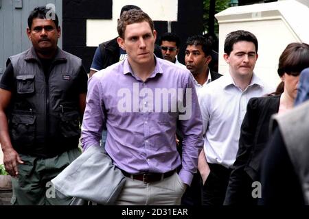 John McAreavey (Mitte) und Mark harte (rechts), Bruder von Michaela McAreavey, treffen während des Mordverfahrens gegen Sandip Moneea und Avinash Treebhoowoon am Obersten Gerichtshof in Port Louis, Mauritius, ein, die des Mordes an der irischen Staatsbürgerin Michaela McAreavey angeklagt sind, die vor einem Jahr während ihrer Flitterwochen ermordet wurde. Stockfoto