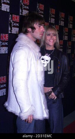 Liam Gallagher (links) von der Popgruppe Oasis und seine Freundin Nicole Appleton bei den NME Carling Awards im Planit Arches, Shoreditch, East London. Stockfoto