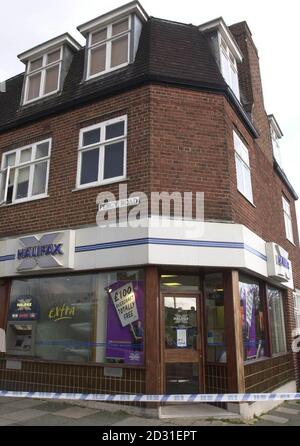 Die Halifax Building Society in Twickenham, West-London, die erfolglos überfallen wurde. Bewaffnete Räuber brachen in die Wohnung über dem Ufer ein, entführten drei Personen, warteten darauf, dass sie sich öffnete und schlugen sich dann durch die Dielen in eine Baugesellschaft darunter. * die Angreifer griffen zwei weibliche Assistenten in ihren frühen Zwanzigern an. Die Polizei verhaftete drei Männer, nachdem ein Offizier und sein Hund mit einem Messer bedroht und ein anderer zu Boden geworfen wurden, als die Verdächtigen leer aus der Szene flohen. Stockfoto