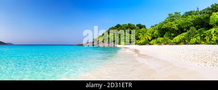 Schöner Strand und blauer Himmel auf Similan Inseln, Thailand. Urlaub Urlaub Urlaub Hintergrund Wallpaper. Blick auf den schönen tropischen Strand. Panorama der Reise Summe Stockfoto