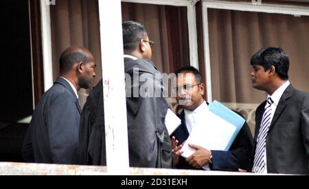 Sanjeev Teeluckdharry (2. Rechts) am Obersten Gerichtshof in Port Louis, Mauritius, während des Mordverfahrens gegen Sandip Moneea und Avinash Treebhoowoon, die des Mordes an der irischen Staatsbürgerin Michaela McAreavey angeklagt sind, die vor einem Jahr während ihrer Flitterwochen ermordet wurde. Stockfoto