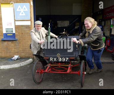 Jim Andrew (links) und Rob Holdridge vom Birmingham Discovery Centre Rollen ihren 101 Jahre alten Benz Dog Cart von einem MOT-Testzentrum in Birmingham, wo er sein MOT-Zertifikat erhielt. * der 101-jährige, dreieinhalb PS starke, offene Zweisitzer mit einer Höchstgeschwindigkeit von 14 mph wurde in Birmingham mit seinem MOT-Zertifikat ausgezeichnet. Stockfoto