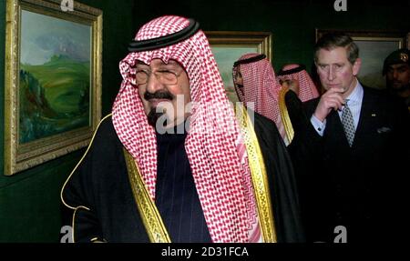 Der Prinz von Wales (rechts) trifft seinen Königlichen Kronprinzen Abdullah bin Abdul Aziz (l) von Saudi-Arabien im Al-Faisaliah Centre, Riad, Saudi-Arabien. Prinz Charles nahm an der Verleihung des King Faisal International Prize Award für Kunst und Wissenschaft Teil. *.. In Riad, am ersten Tag eines dreitägigen Besuchs in Saudi-Arabien. Stockfoto