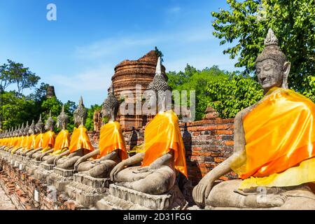 Ausgerichteten Buddhastatuen im Wat Yai Chaimongkol, Ayutthaya, Thailand. Stockfoto