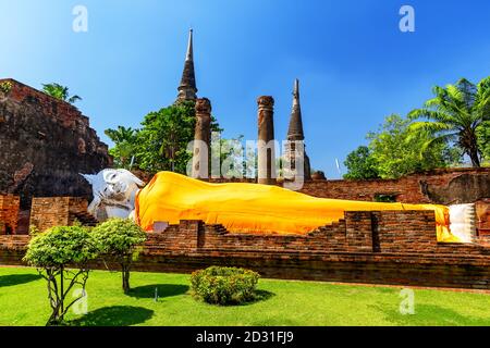 Schlafende Buddha-Statue bedeckt mit einer gelben Robe im Wat Yai Chai Mongkhon Tempel in Phra Nakhon Si Ayutthaya, Thailand. Liegende Buddha-Statue im Tempel Stockfoto