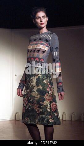 Ein Model trägt eine Kreation aus Antoni und Alisons Herbst- und Winterkollektion im Victoria and Albert Museum in London im Rahmen der London Fashion Week 2001. Stockfoto