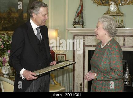 Die britische Königin Elizabeth II. Empfängt Sir Anthony Figgis zu seiner Ernennung zum Marschall des Diplomatischen Korps im Buckingham Palace, London. Stockfoto