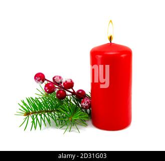 Weihnachtsdekoration mit Kerzen und Ästen von Tannenbaum. Tannenzweig mit roter Kerze isoliert auf weißem Hintergrund. Stockfoto