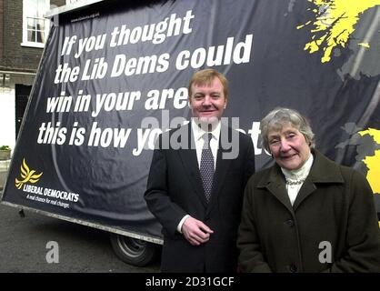 Der Vorsitzende der Liberaldemokraten Charles Kennedy mit Baroness Shirley Williams, nachdem er den neuesten Wahlspruch der Libs Dems im Zentrum von London enthüllt hatte. Stockfoto