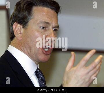 Schattenkanzler Michael Portillo liefert einen Fleck auf einem Randtreffen, während der konservativen Frühjahrstagung in Harrogate. Stockfoto