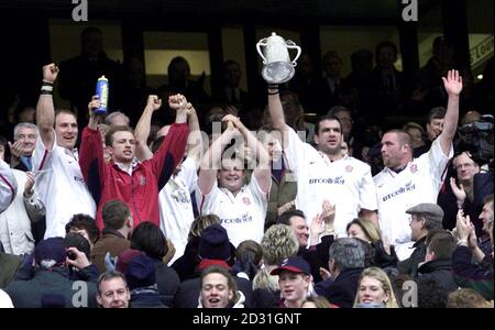 England Kapitän Martin Johnson (2. Rechts) hebt den Calcutta Cup an, nachdem seine Seite Schottland 43:3 besiegt hatte, in ihrem Six Nations Championship Rugby Spiel in Twickenham in London. Stockfoto
