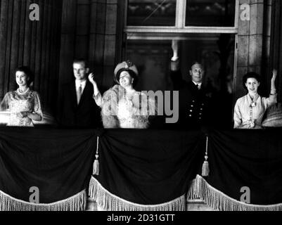 Mitglieder der königlichen Familie winken aus dem Balkon des Buckingham Palace anlässlich des 25. (Silbernen) Hochzeitstages von König George VI. Und Königin Elizabeth. (l-r) Prinzessin Elizabeth, der Herzog von Edinburgh, Königin Elizabeth, König George VI und Prinzessin Margaret. Stockfoto